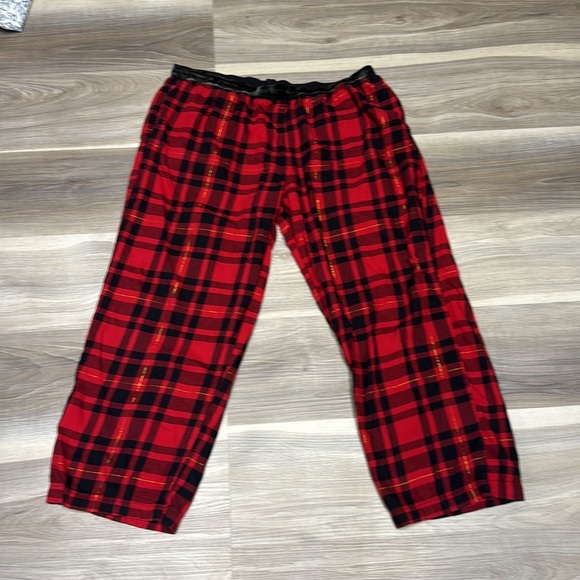 Victoria's Secret Red and Black Plaid Capri PJ pants size large - Picture 4 of 8